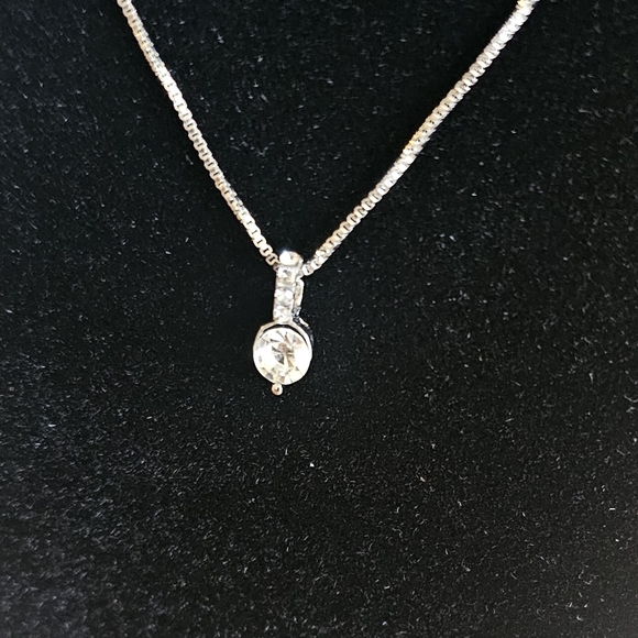 Elegant Silvery Unnatural Diamond Luxurious Necklace.Flash Box Calvicle Chain. - Picture 3 of 6